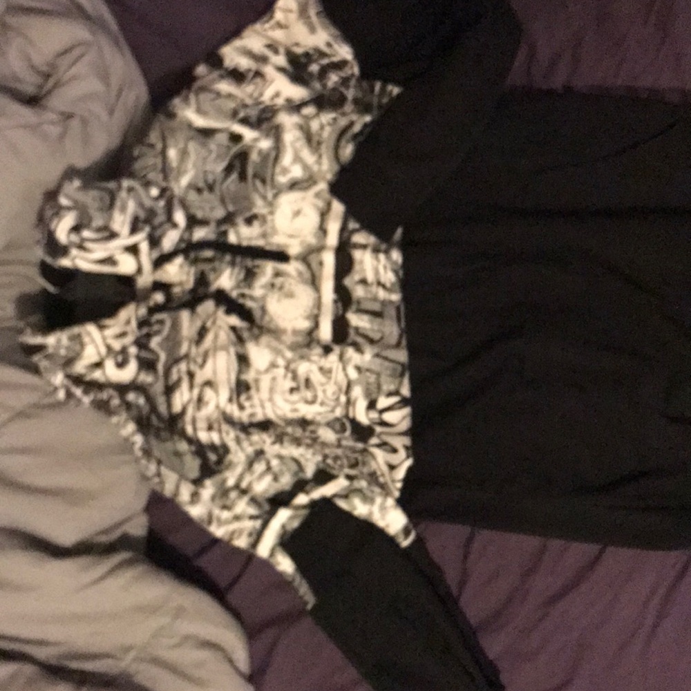 Carbon sweat shirt.